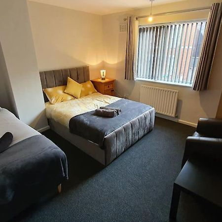 Contractors-City Centre-Parking-Sleeps 9 -Smart Tv, 2 Bathrooms! โคเวนทรี ภายนอก รูปภาพ