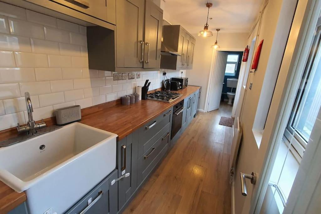 Contractors-City Centre-Parking-Sleeps 9 -Smart Tv, 2 Bathrooms! โคเวนทรี ภายนอก รูปภาพ