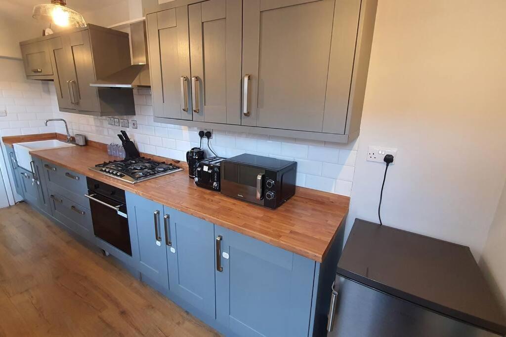 Contractors-City Centre-Parking-Sleeps 9 -Smart Tv, 2 Bathrooms! โคเวนทรี ภายนอก รูปภาพ