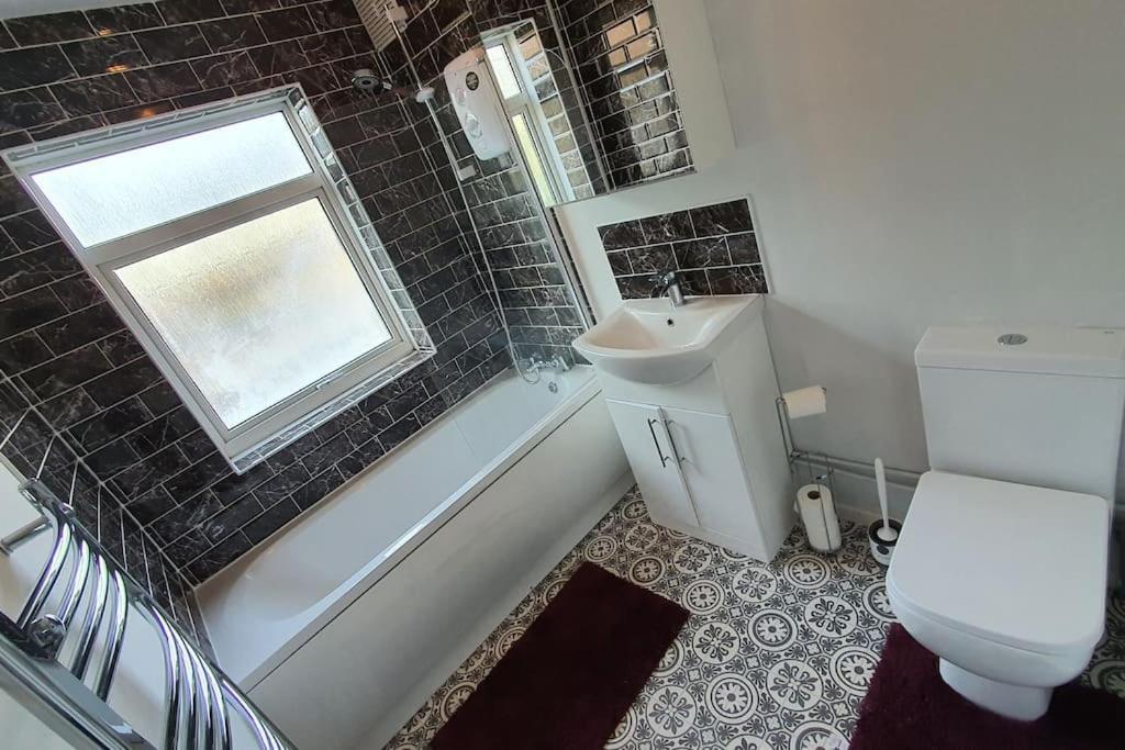 Contractors-City Centre-Parking-Sleeps 9 -Smart Tv, 2 Bathrooms! โคเวนทรี ภายนอก รูปภาพ